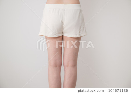 女人的後視圖，下半身，大腿和臀部周圍 104671186