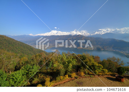 南亞尼泊爾博卡拉喜馬拉雅馬查普恰爾、安納普爾納山脈和費瓦湖從日本山妙法寺 104671616