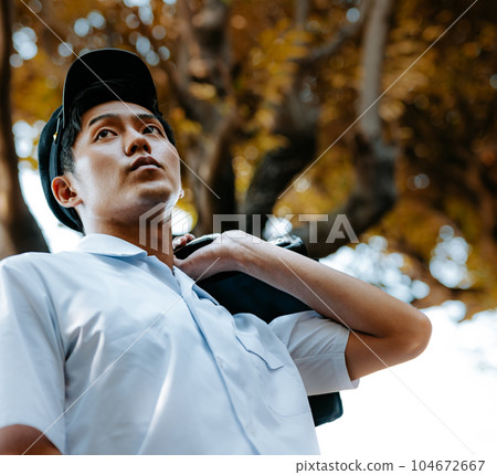 A cool high school boy who feels the times 104672667