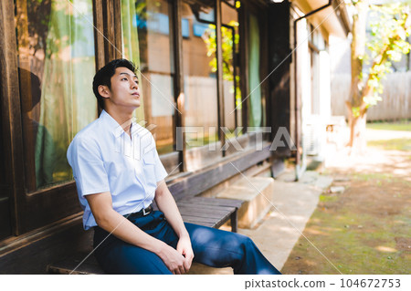 A cool high school boy who feels the times 104672753