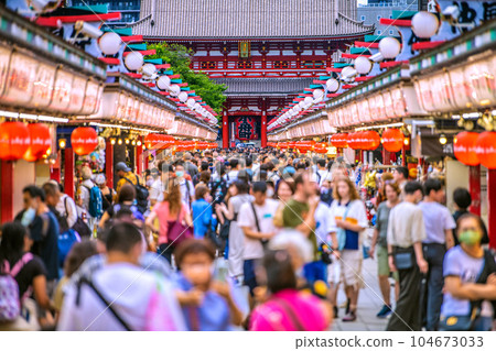 日本東京城市景觀七月。淺草寺很擁擠。幾乎沒有口罩,但沒有出現巨大的感染爆炸=1天 日本東京城市景觀七月。淺草寺很擁擠。幾乎沒有口罩,但沒有出現巨大的感染爆炸=1天 104673033