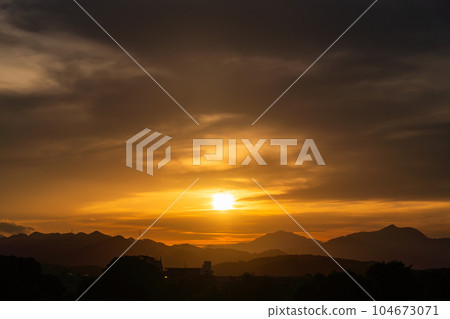 夏天的夕陽在山上 夏天的夕陽在山上 104673071