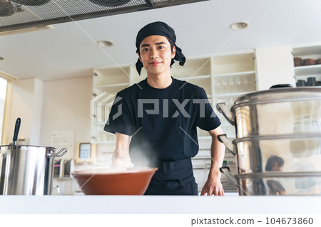 拉麵店員端來一碗米飯 拉麵店員端來一碗米飯 104673860