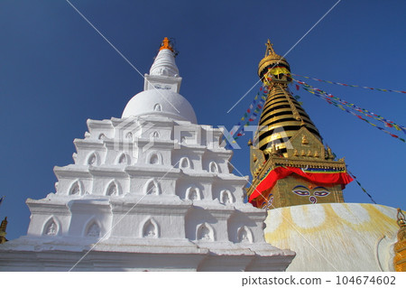 尼泊爾世界文化遺產加德滿都谷地藏傳佛教寺廟斯瓦揚布納特山上的佛塔 104674602