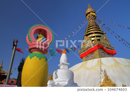 尼泊爾世界文化遺產加德滿都谷地藏傳佛教寺廟斯瓦揚布納特山上的佛塔 尼泊爾世界文化遺產加德滿都谷地藏傳佛教寺廟斯瓦揚布納特山上的佛塔 104674603