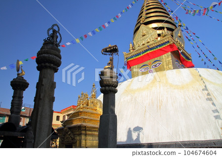 尼泊爾世界文化遺產加德滿都谷地藏傳佛教寺廟斯瓦揚布納特山上的佛塔 尼泊爾世界文化遺產加德滿都谷地藏傳佛教寺廟斯瓦揚布納特山上的佛塔 104674604