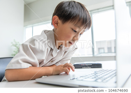 男孩微笑著學習 男孩微笑著學習 104674690