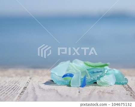 沙灘上收集的海玻璃 沙灘上收集的海玻璃 104675132