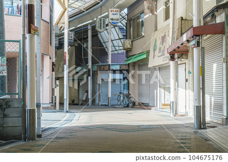 Mitsuya Shopping Street (Mitsuya Kita, Yodogawa Ward, Osaka City) with a nostalgic atmosphere 104675176