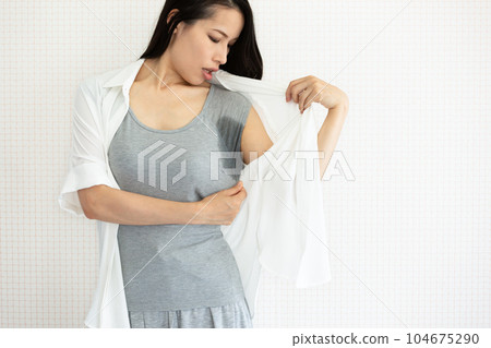 Sweating side by side 104675290