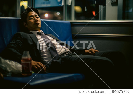 日本商人醉酒睡在長凳上 日本商人醉酒睡在長凳上 104675702