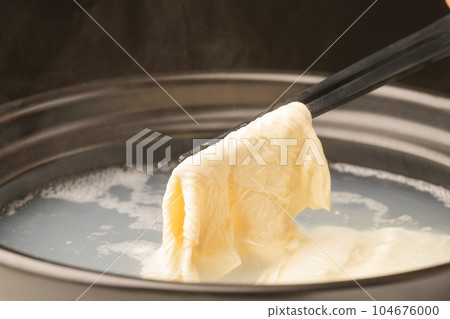 Yuba in an earthenware pot 104676000