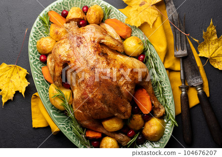 Thanksgiving turkey on rustic table 104676207