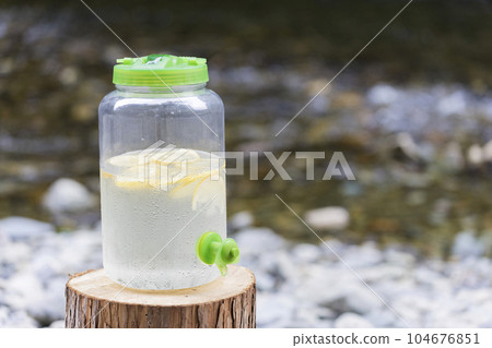 沿河放置的飲料服務器 沿河放置的飲料服務器 104676851
