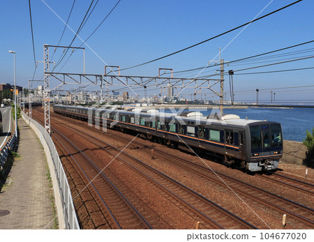 207系列列車沿著須磨海岸行駛 104677020