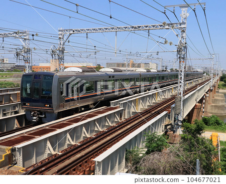 207系列車穿過武庫川大橋,接近甲子園口站 207系列車穿過武庫川大橋,接近甲子園口站 104677021