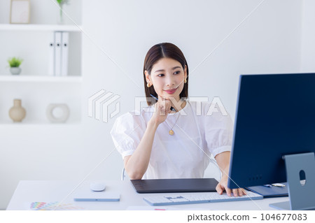 一個在辦公桌前工作的女人 一個在辦公桌前工作的女人 104677083