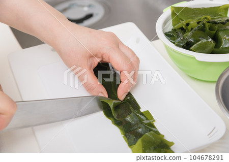 [Housewife cooking raw seaweed] 104678291