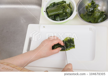 [Housewife cooking raw seaweed] 104678305