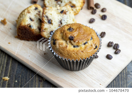 Cupcake with chocolate pieces, close up 104678470