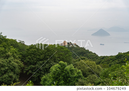岡山縣玉野市小路岳上的尼可尼可岩:奇特岩石構造的壯觀景象。 岡山縣玉野市小路岳上的尼可尼可岩:奇特岩石構造的壯觀景象。 104679249