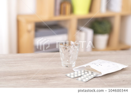 喝藥和水的圖片 104680344