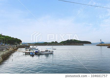 [Kagawa] Fishing boats moored in Yoshishima in early summer 104681757