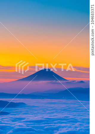 【富士山素材】黎明時分的富士山和秋天從高保地高原看到的諏訪湖雲海【長野縣】 104683371