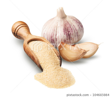Fresh garlic with dried flakes isolated on white 104683864