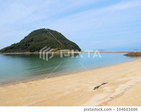 從比合海灘看到的高牧島（熊本縣上天草市） 104683886