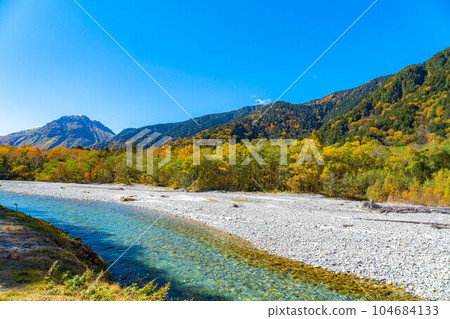 [秋季素材]錦州上高地和梓川的清流[長野縣] 104684133