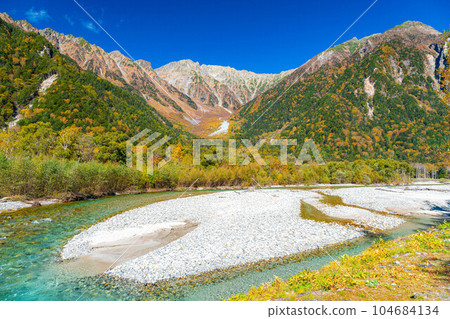 [Autumn material] Kinshu Kamikochi and the clear stream of Azusa River [Nagano Prefecture] 104684134