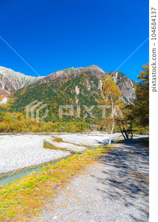 [Autumn material] Kinshu Kamikochi and the clear stream of Azusa River [Nagano Prefecture] 104684137