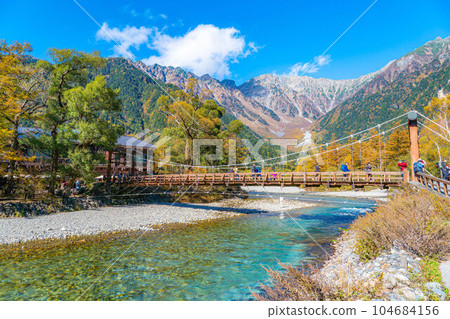 [Autumn material] Kinshu Kamikochi and the clear stream of Azusa River [Nagano Prefecture] 104684156
