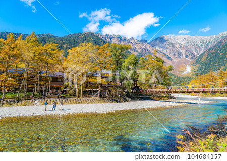 [Autumn material] Kinshu Kamikochi and the clear stream of Azusa River [Nagano Prefecture] 104684157