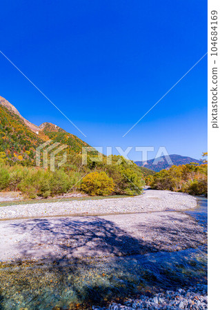 [秋季素材]錦州上高地和梓川的清流[長野縣] 104684169