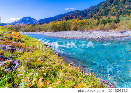 [Autumn material] Kinshu Kamikochi and the clear stream of Azusa River [Nagano Prefecture] 104684182