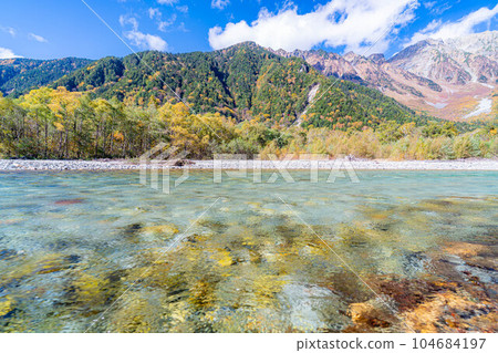 [秋季素材]錦州上高地和梓川的清流[長野縣] 104684197