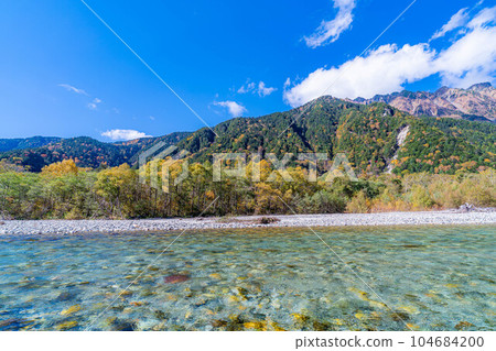 [Autumn material] Kinshu Kamikochi and the clear stream of Azusa River [Nagano Prefecture] 104684200