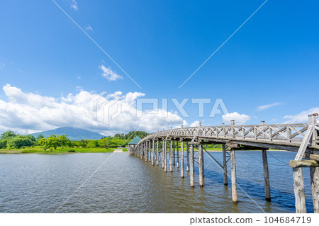 Tsuru-no-Mai Bridge 300 meters in length Japan's tallest three-tiered wooden bridge 104684719