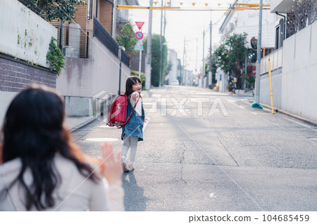 Mother seeing off elementary school students 104685459