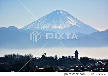 城鎮和富士山 104685477