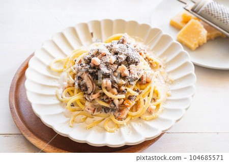 Mushrooms and bacon cream pasta 104685571