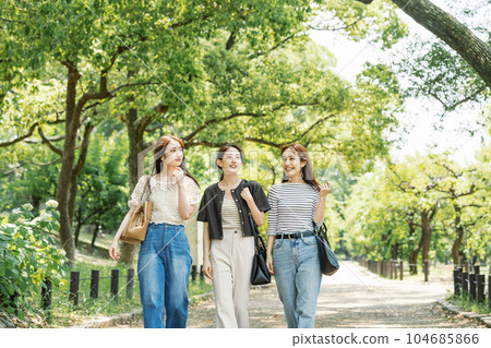 與朋友在綠色公園散步的女人 104685866