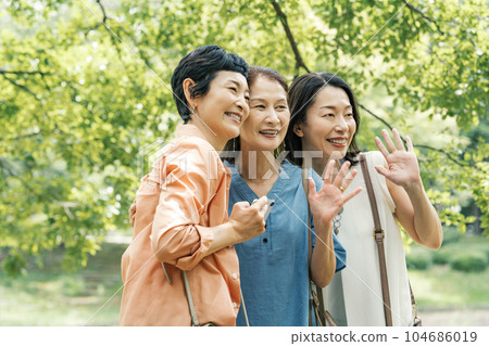 A middle-aged woman who goes on a trip with her friends 104686019