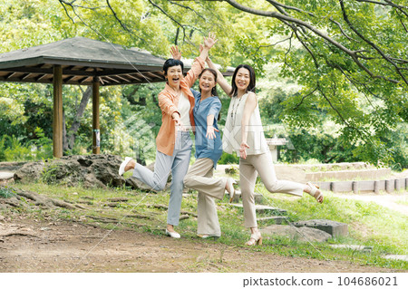 A middle-aged woman who goes on a trip with her friends 104686021