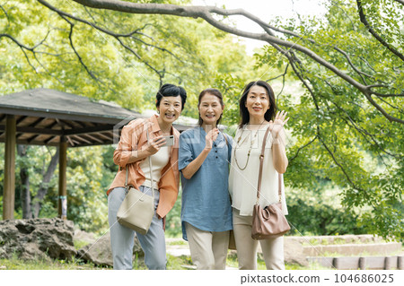 A middle-aged woman who goes on a trip with her friends A middle-aged woman who goes on a trip with her friends 104686025