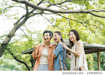 A middle-aged woman who goes on a trip with her friends A middle-aged woman who goes on a trip with her friends 104686031