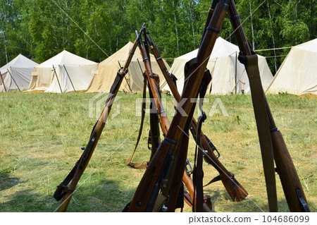 Weapons of the First World War in a military camp. 104686099