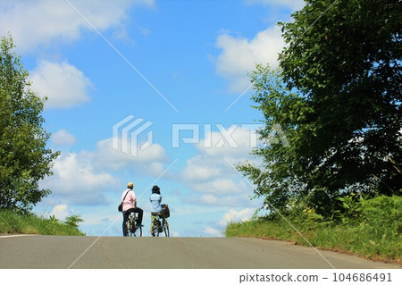 Blue sky cycling 104686491